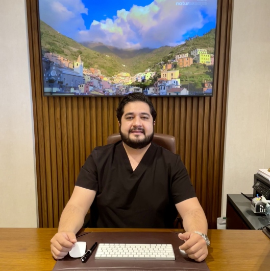 Fotografía del Dr. Sandoval Valle, especialista con consulta de urología en Hermosillo